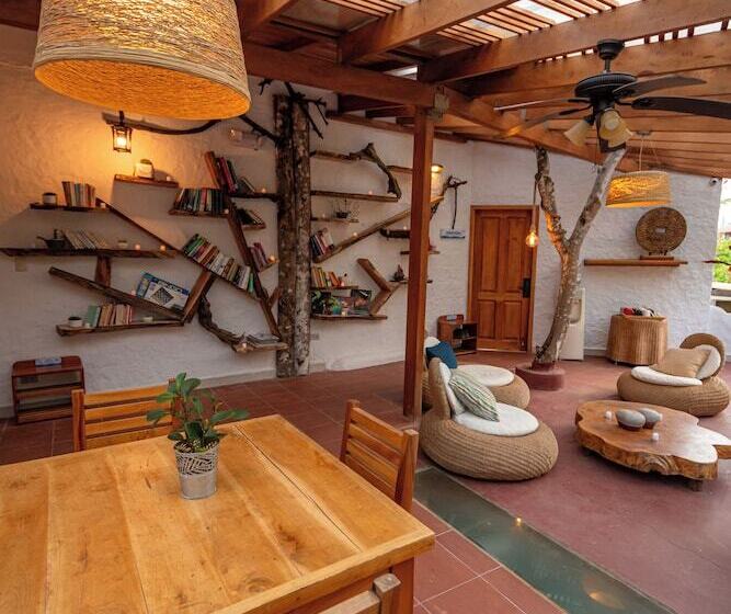 هتل Blu Galapagos Sustainable Waterfront Lodge