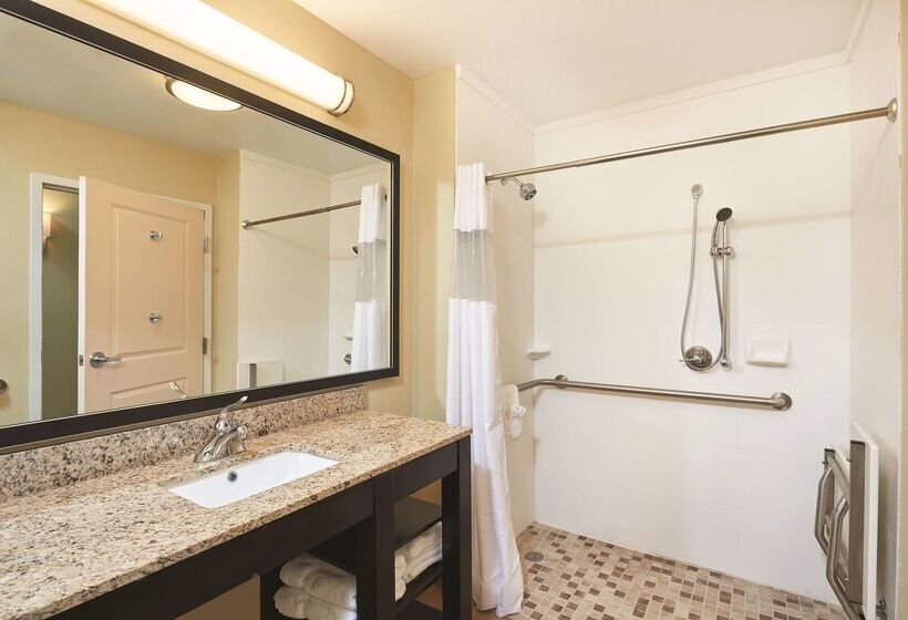 هتل La Quinta By Wyndham Carlsbad