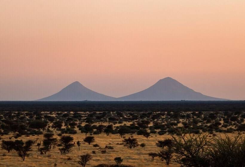 בית מלון כפרי Otjiwa Safari Lodge