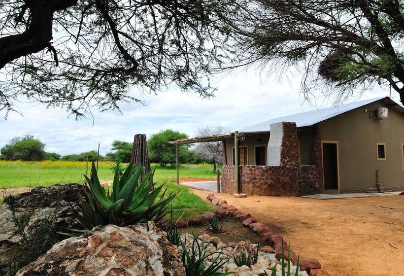 בית מלון כפרי Otjiwa Safari Lodge