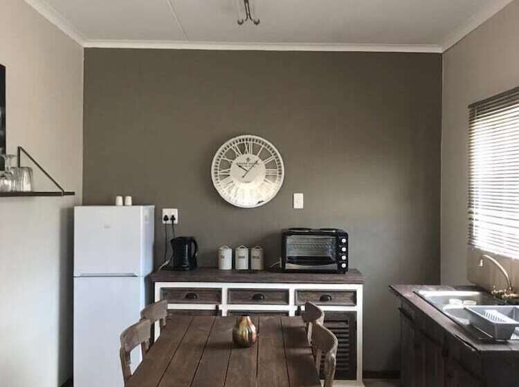 בית מלון כפרי Otjiwa Safari Lodge