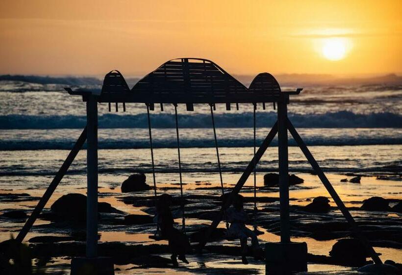 הוסטל Batu Rundung Surf Resort