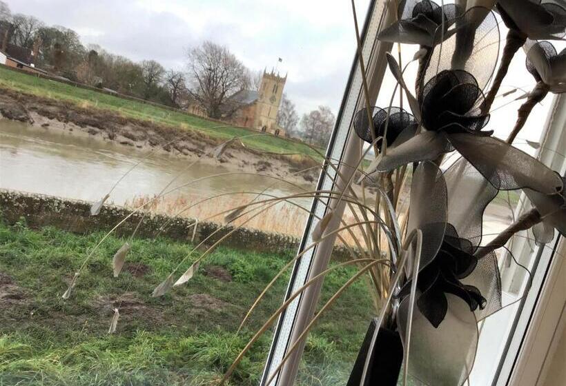 민박 Riverbank Guest House