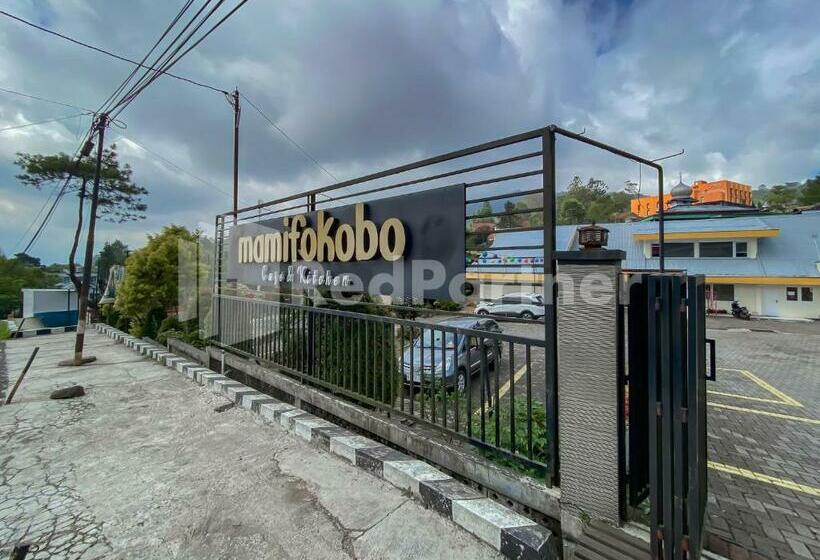 Отель Mamifokobo Guesthouse Puncak Mitra Reddoorz