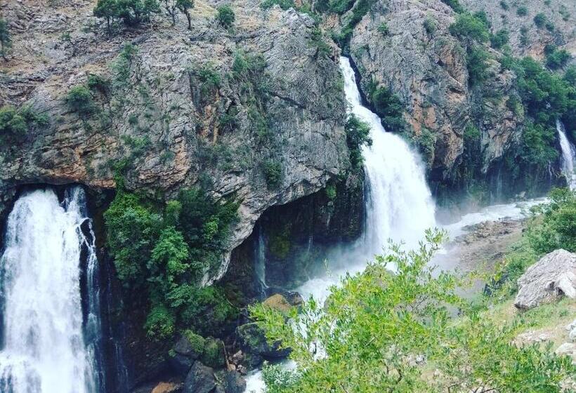 استراحتگاه Kapuzbaşı şelalesi Baştürk Dinlenme Tesisleri