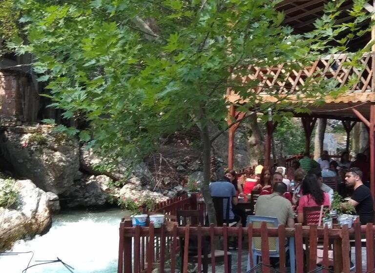 استراحتگاه Kapuzbaşı şelalesi Baştürk Dinlenme Tesisleri