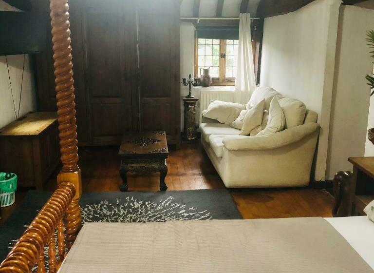 Bed and Breakfast Tudor House Double Room Shared Bathroom