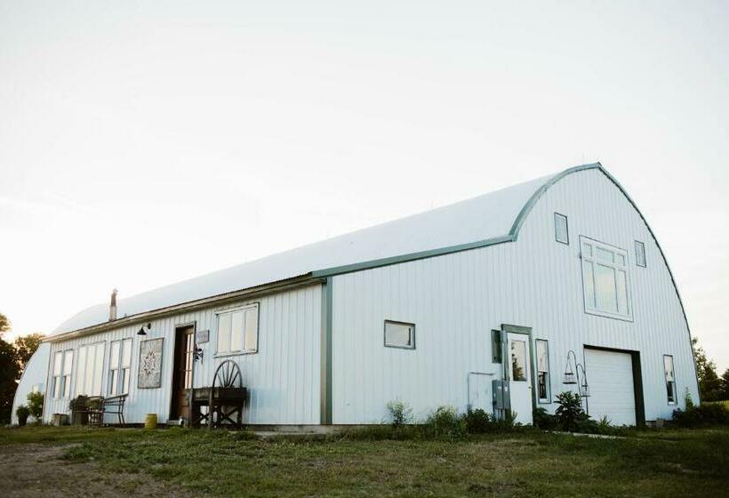 Отель Molitor Milk House Feathered Acres Learning Farm & Inn