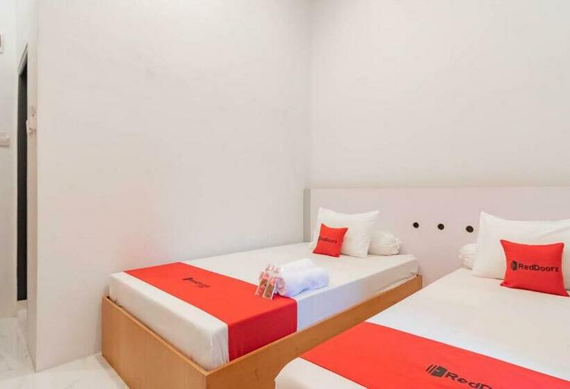 Отель Reddoorz Syariah @ Tanggeung