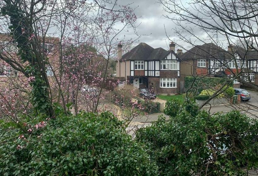Пансион Beddington Park Lodge East