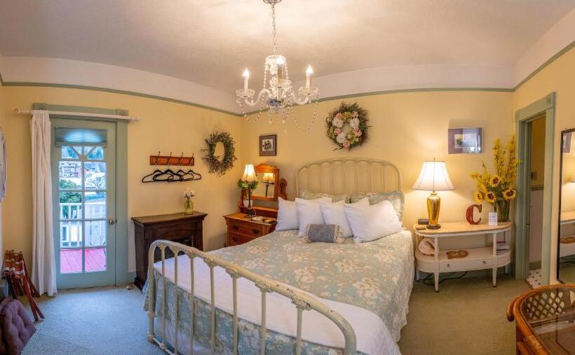 مبيت وإفطار Clementine S Guest House & Vacation Rentals