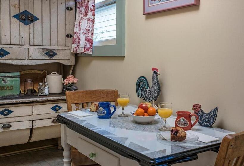 مبيت وإفطار Clementine S Guest House & Vacation Rentals