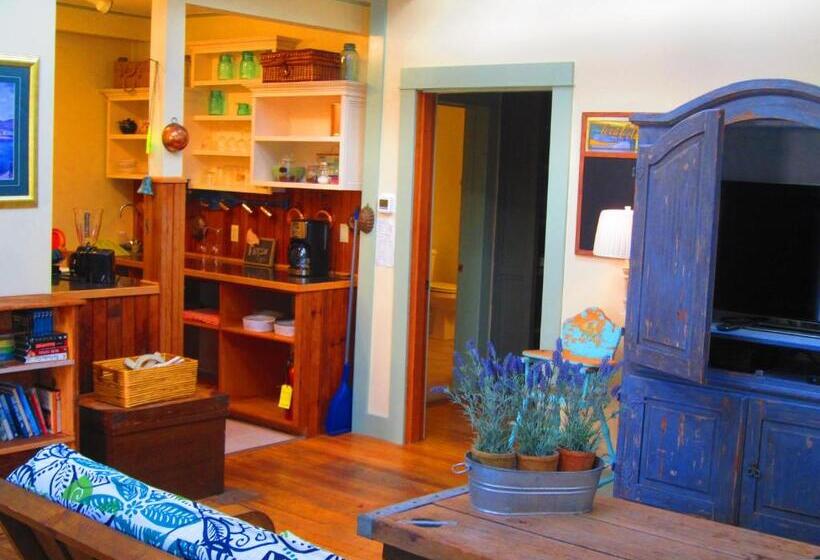 مبيت وإفطار Clementine S Guest House & Vacation Rentals