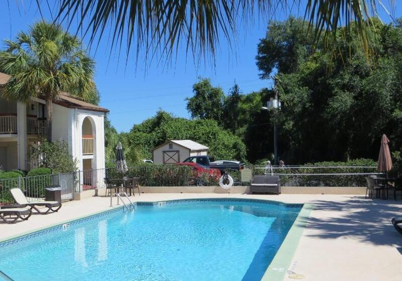 Central Motel  Inverness