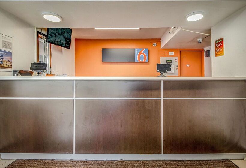 Motel 6 Conroe, Tx