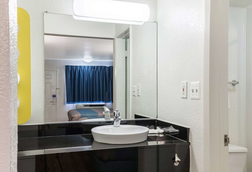 Motel 6webster, Tx  Houston  Nasa Lake