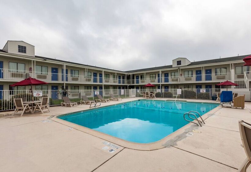 Motel 6webster, Tx  Houston  Nasa Lake