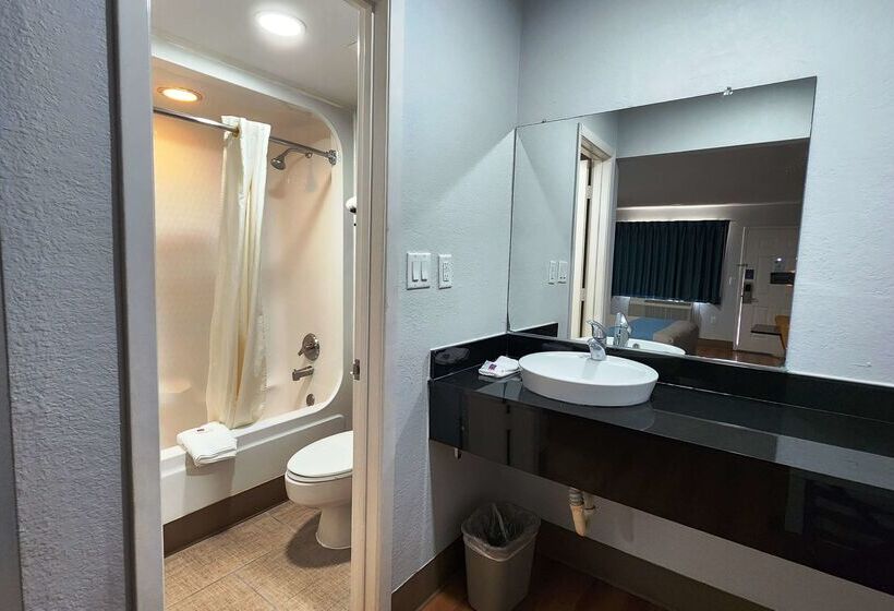 Motel 6webster, Tx  Houston  Nasa Lake