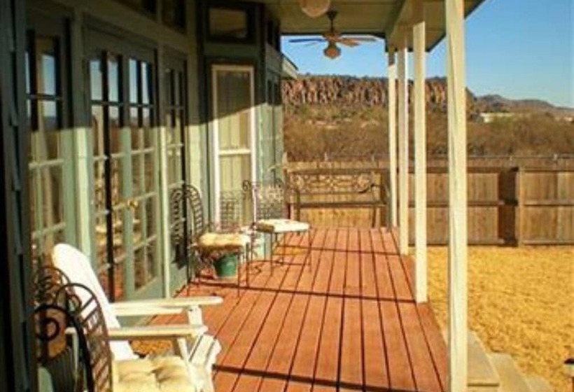 민박 Davis Mountains Inn