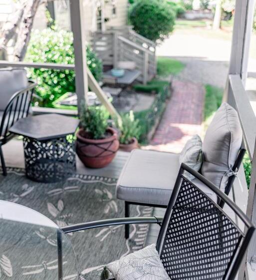 تختخواب و صبحانه Meadows Inn