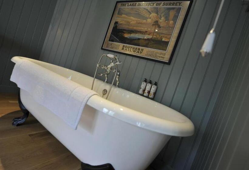 هتل Bel And The Dragon Churt