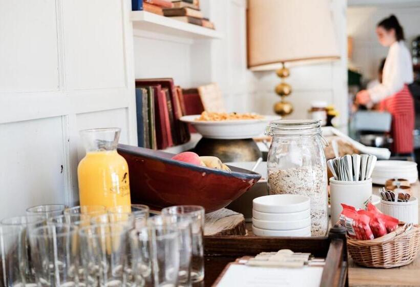 هتل Bel And The Dragon Churt