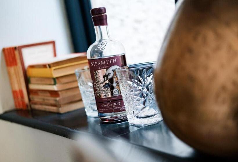 هتل Bel And The Dragon Churt