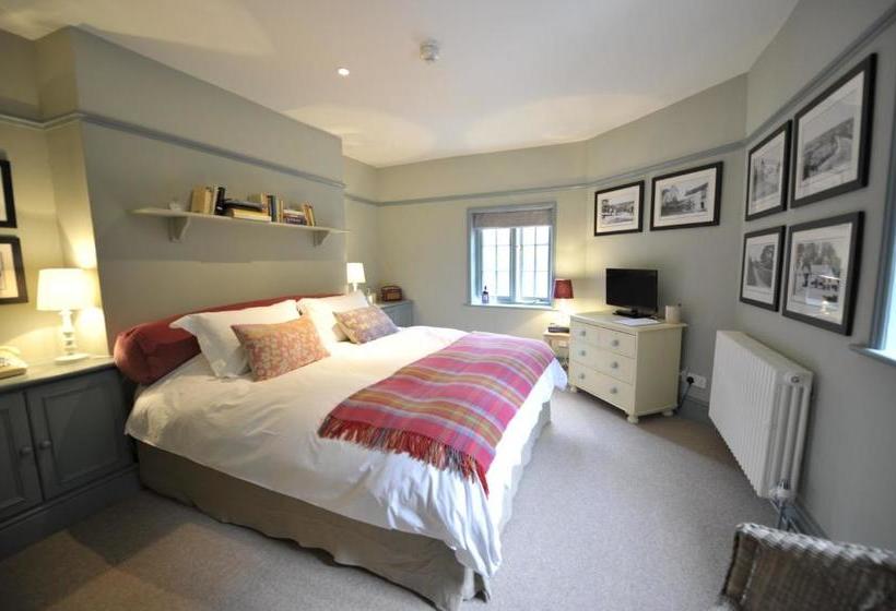 هتل Bel And The Dragon Churt