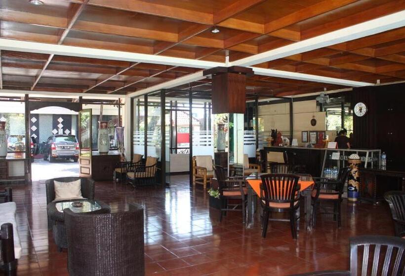 فندق Puri Naga Beachfront Cottages
