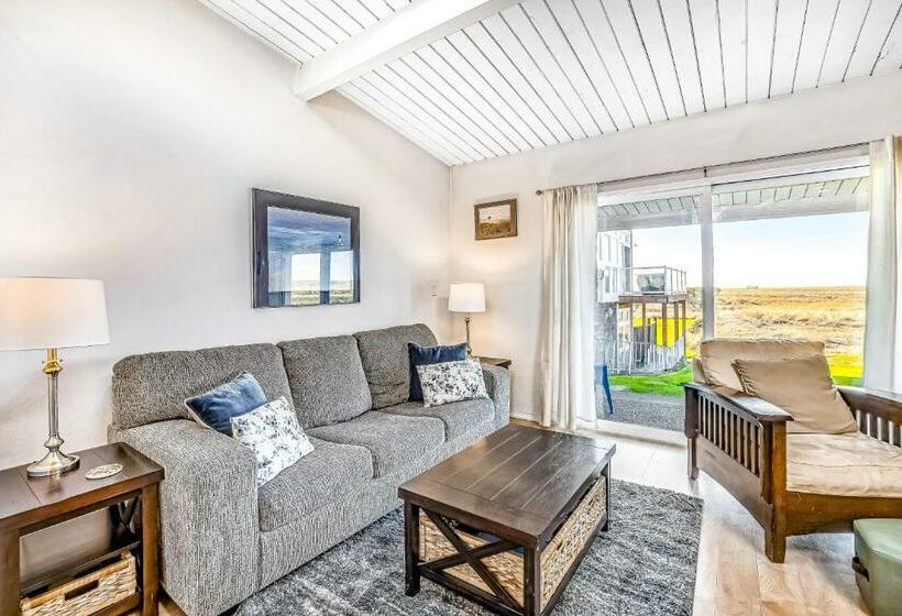 Отель Cottage By The Sea