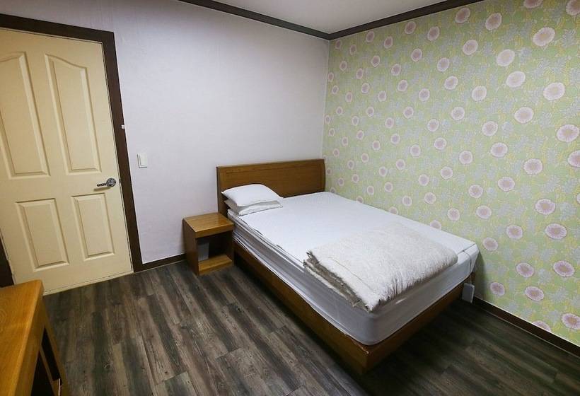Nonsan Hwangje Motel