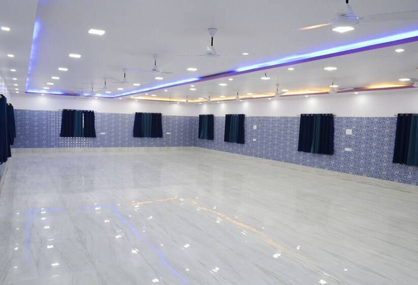 ホテル Dhanraj Residency