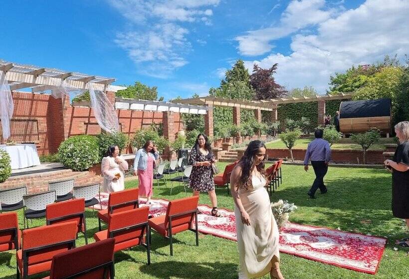 هتل The Fern & Thistle Luxury Accommodation  Drinks, Hotpool, Sauna