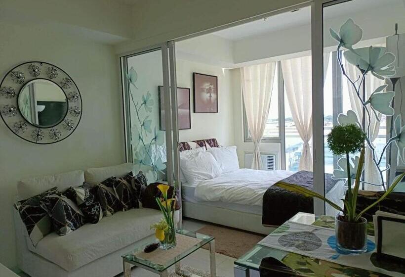 Отель Azure Urban Resort Residences By April