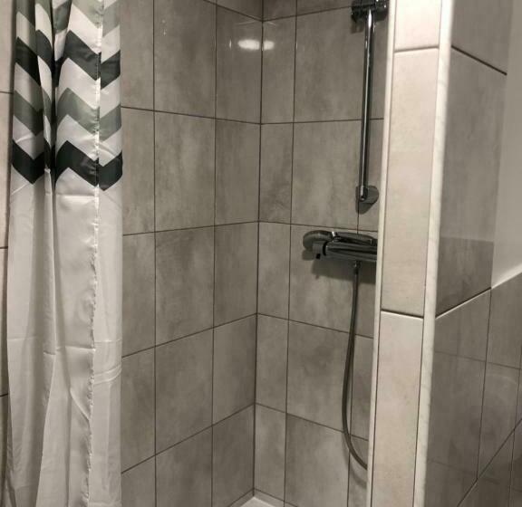 فندق صغير Hgs Home Noclegi Pracownicze Parking , łazienki