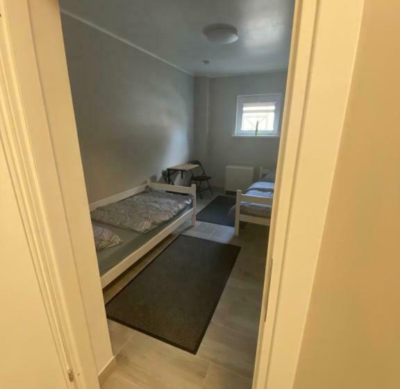 旅馆 Noclegi Pracownicze Parking Busy