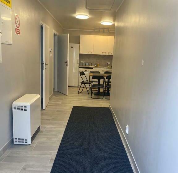 旅馆 Noclegi Pracownicze Parking Busy