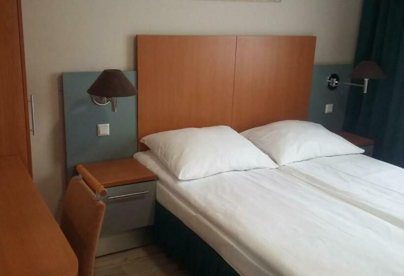 Bed and Breakfast Noclegi, Restauracja Eden