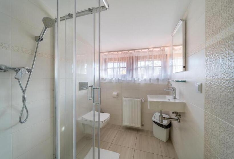 تختخواب و صبحانه Rezydencja Patria