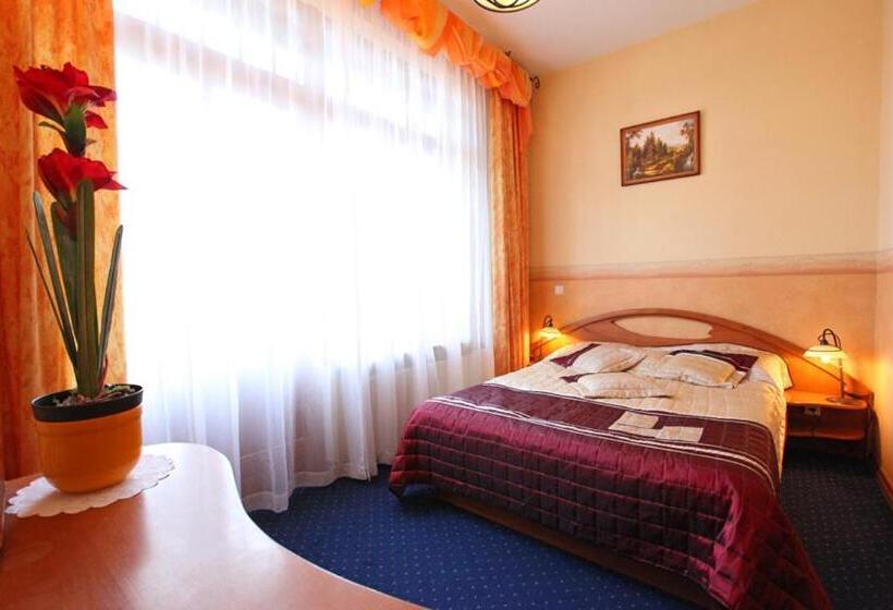 تختخواب و صبحانه Rezydencja Patria