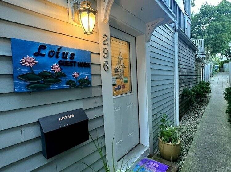 تختخواب و صبحانه Lotus Provincetown