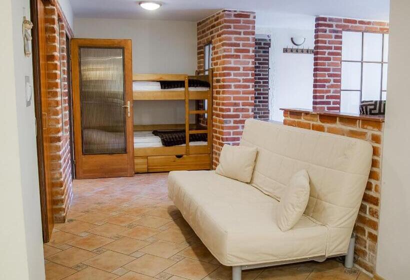 הוסטל Pod Wzgórzem Bed & Breakfast