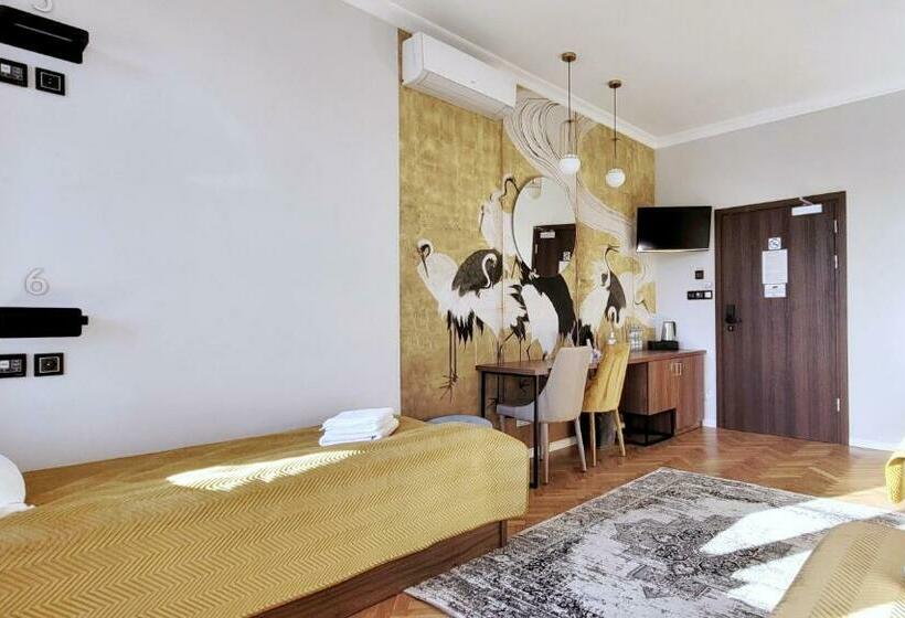 Forrest Apartments & Hostel