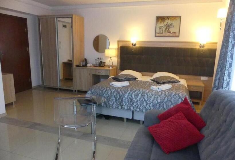 リゾートホテル Wichrowe Wzgórze Chmielno