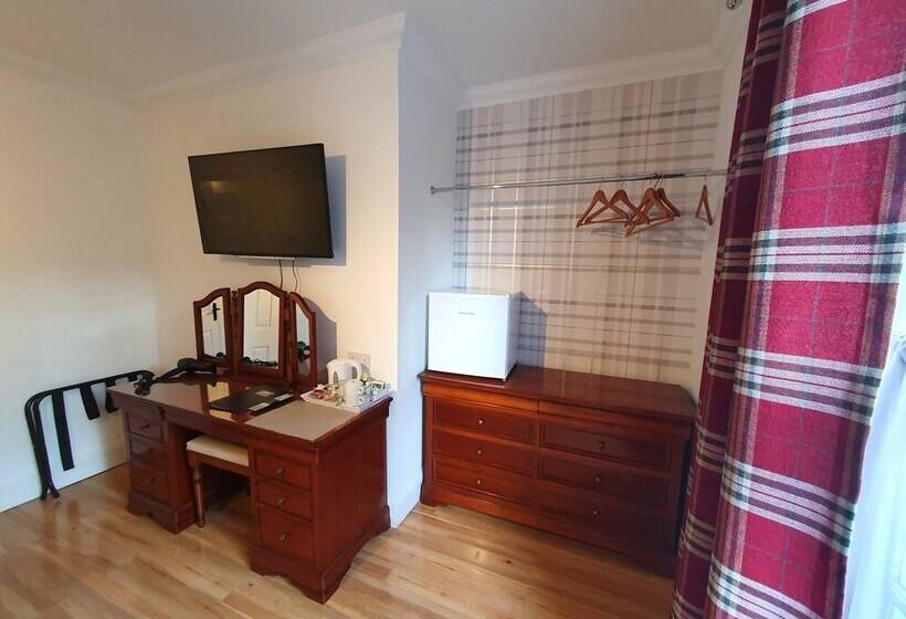 פנסיון Midway Guest House