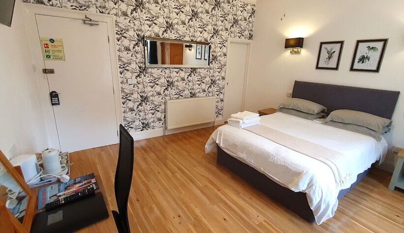 פנסיון Midway Guest House