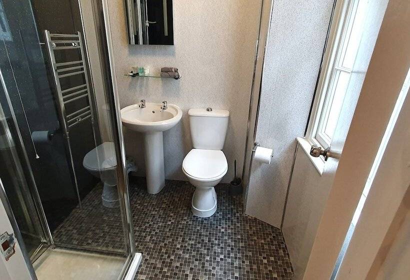 פנסיון Midway Guest House