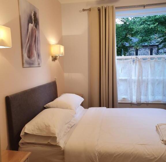 פנסיון Midway Guest House