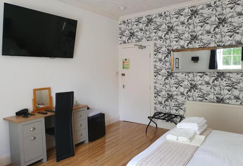 פנסיון Midway Guest House