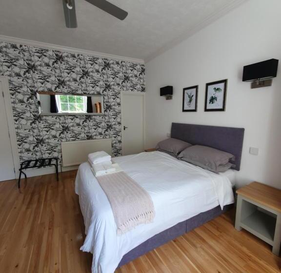 פנסיון Midway Guest House